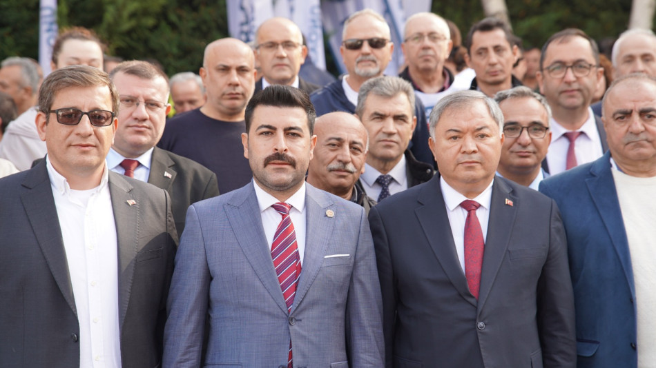 Devlet Memurları Konfederasyonu’ndan TBMM Önünde Dikkat Çeken Basın Açıklaması: “Memura Ek Zam Şarttır!”